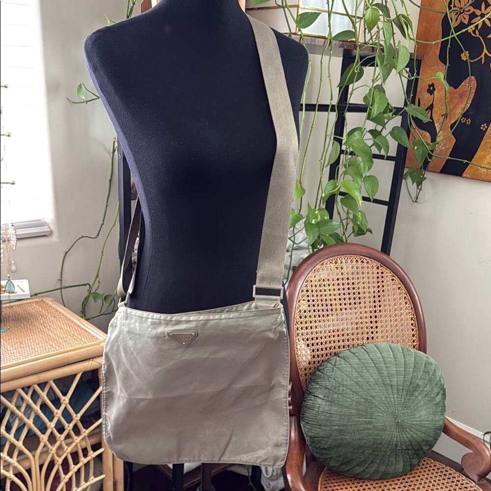 Vintage Prada Gray Tessuto Nylon Adjustable Top Zip Flat Crossbody Shoulder Bag